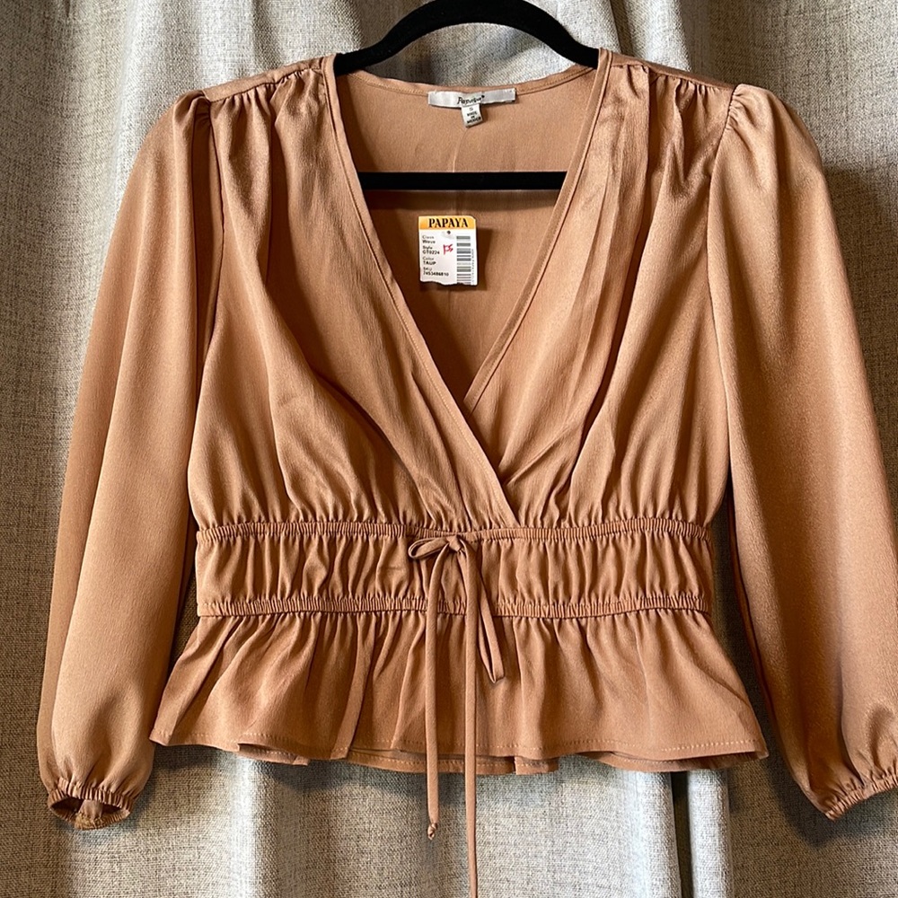 Papaya Crop V-neck top Size Small. NWT